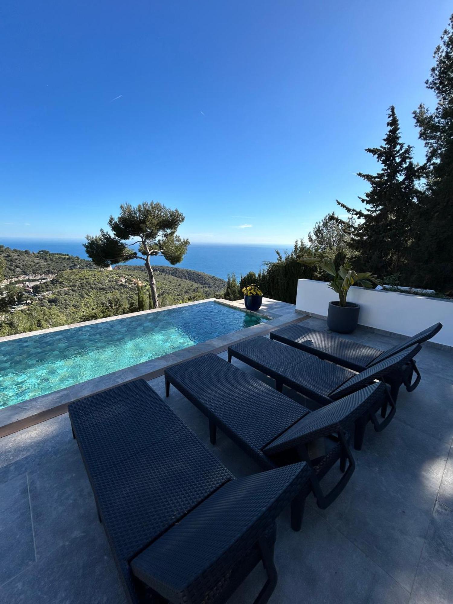 Eze - Appartement Dans Bas De Villa Avec Piscine Pres De Monaco Exterior photo
